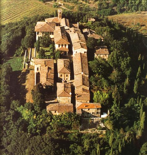 A 2 0 Km da Siena vendesi antico borgo medievale composto da 7000 mq di immobili