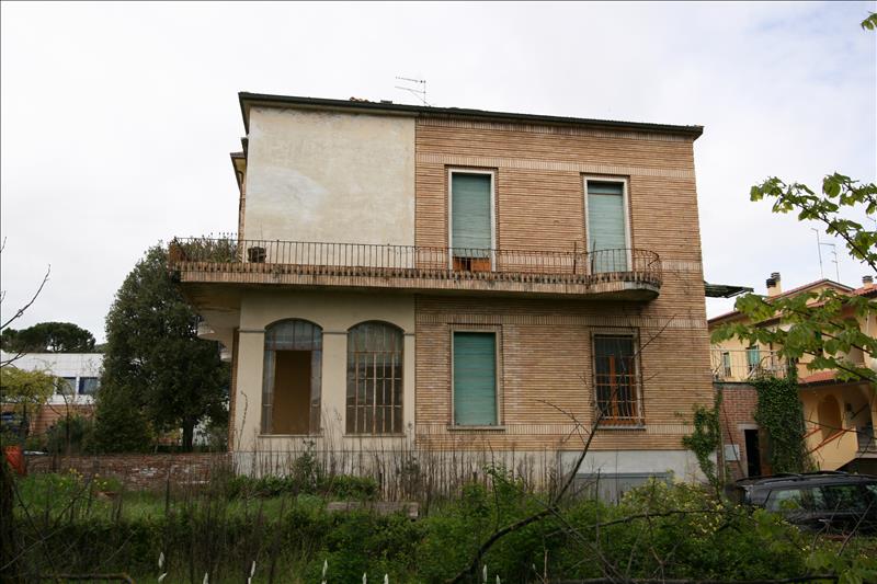 Sinalunga vendesi porzione di villa da ristrutturare di metri 736