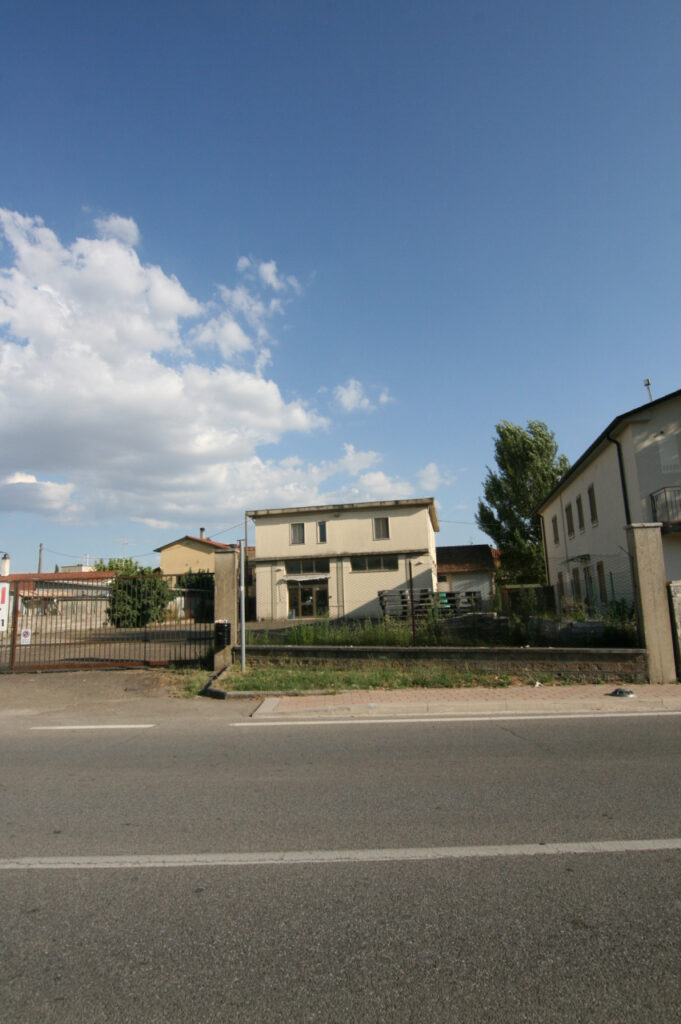 Sinalunga vendesi  in zona centrale capannone di mq 400